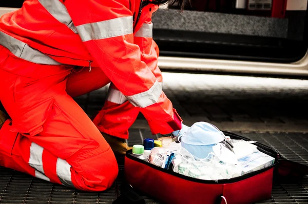 Operadores voluntarios de emergencia con dispositivos médicos, camilla y ambulancia —  Fotos de Stock