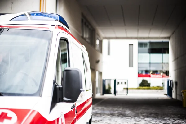 Noodgevallen vrijwilliger exploitanten met medische hulpmiddelen, brancard en ambulance — Stockfoto