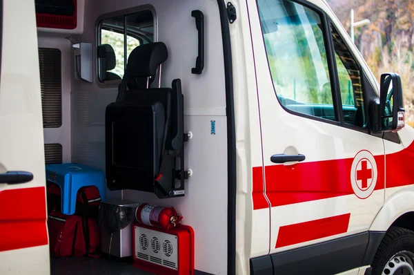 Tıbbi cihazlar, sedye ve ambulans Acil gönüllü işleçlerle — Stok fotoğraf