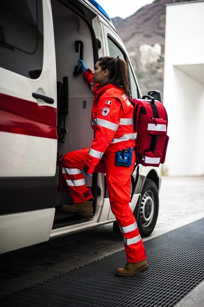 Operadores voluntarios de emergencia con dispositivos médicos, camilla y ambulancia — Foto de Stock