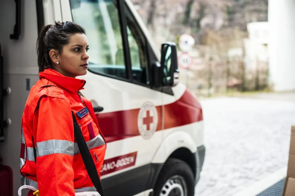 Operadores voluntarios de emergencia con dispositivos médicos, camilla y ambulancia — Foto de Stock