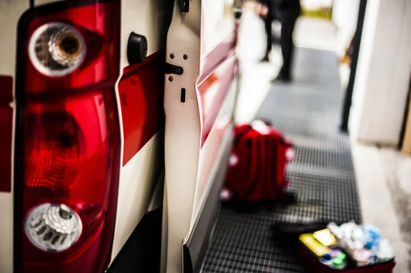 Medicintekniska produkter och ambulans — Stockfoto