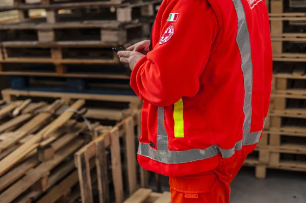 Operador voluntario de emergencia con smartphone — Foto de Stock