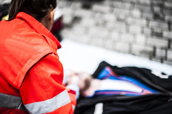 Operadores voluntarios de emergencia con dispositivos médicos —  Fotos de Stock