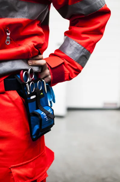 Operador voluntario de emergencia con dispositivos médicos — Foto de Stock