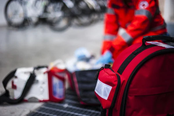 Operador voluntario con dispositivos médicos de emergencia — Foto de Stock
