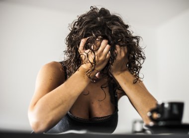 Umutsuz bir fincan kahve üzerinden