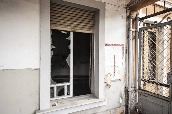 Brutet exponeringsglas av ett gammalt fönster — Stockfoto
