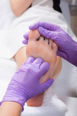 Kaplıca salonunda masaj