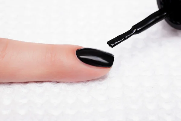 Vackert anlagda kvinnans spik med svart nagellack — Stockfoto