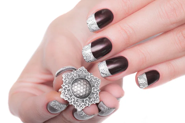 Mädchen mit schöner Maniküre hält einen Ring. — Stockfoto
