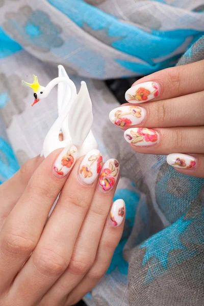 Mooie vrouwelijke handen met manicure — Stockfoto