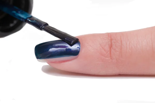 Profissional manicure faz com que o novo gel azul polonês — Fotografia de Stock