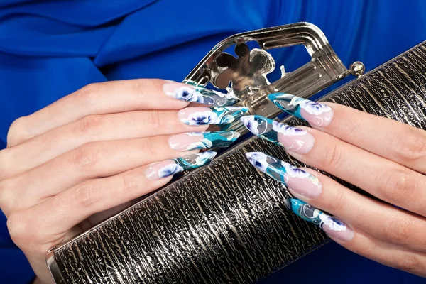 Mooie vrouwelijke handen met manicure — Stockfoto