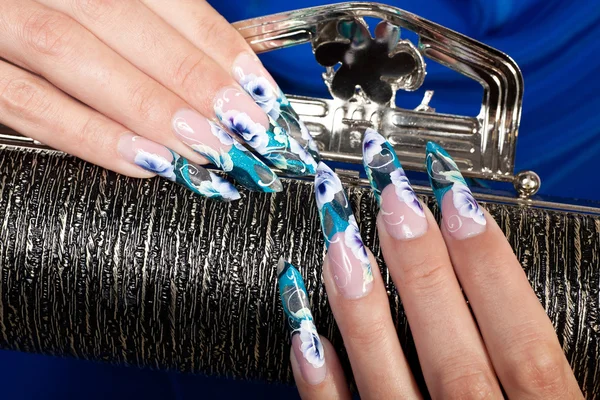 Mooie vrouwelijke handen met manicure — Stockfoto