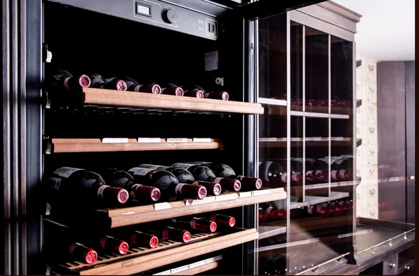 bir şarap mahzeni kadeh