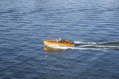 Su arka plan üzerinde tekne