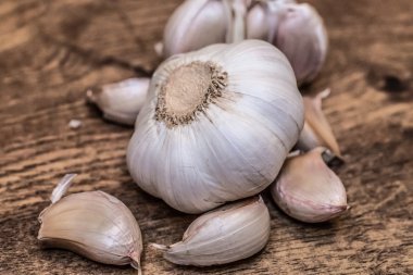 Sarımsak ahşap yüzeyde başkanları