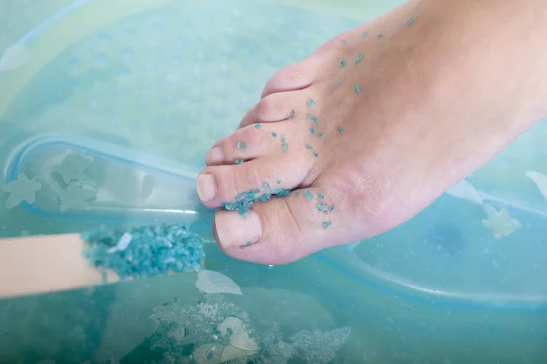 Pies femeninos en el procedimiento de pedicura spa — Foto de Stock