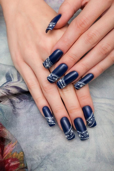 Belle donne mano con manicure blu — Foto Stock