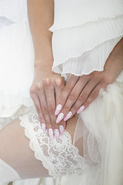 Braut mit schöner Maniküre — Stockfoto