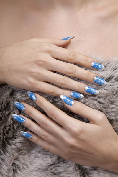 Vrouwelijke handen met manicure — Stockfoto