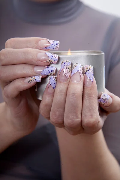 Manikürlü kadın elleri