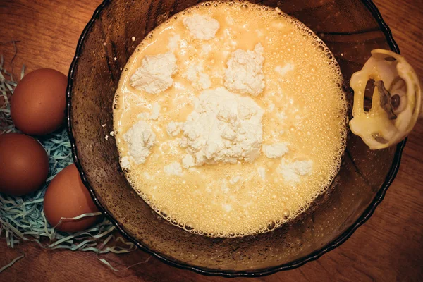 Karışık yumurta un ve tereyağı cam kase