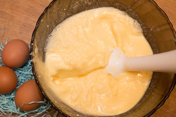 Karışık yumurta un ve tereyağı cam kase