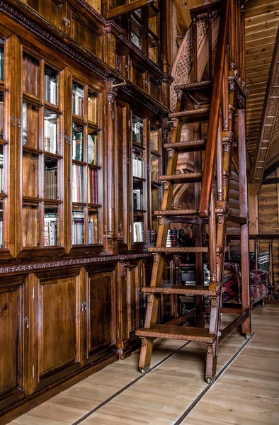 Старовинні дерев'яні сходи — стокове фото