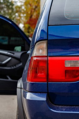 Modern Araç Yüzeyleri, Yansımaları ve Kentsel Çevrede Otomotiv Estetiğini Vurgulayan Tasarım Elemanlarının Zarif Mavi Araba Detayları Yakından Görünümü