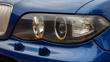 Modern Araç Yüzeyleri, Yansımaları ve Kentsel Çevrede Otomotiv Estetiğini Vurgulayan Tasarım Elemanlarının Zarif Mavi Araba Detayları Yakından Görünümü