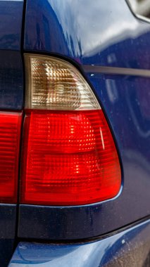 Modern Araç Yüzeyleri, Yansımaları ve Kentsel Çevrede Otomotiv Estetiğini Vurgulayan Tasarım Elemanlarının Zarif Mavi Araba Detayları Yakından Görünümü