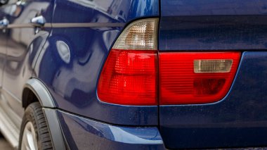 Modern Araç Yüzeyleri, Yansımaları ve Kentsel Çevrede Otomotiv Estetiğini Vurgulayan Tasarım Elemanlarının Zarif Mavi Araba Detayları Yakından Görünümü