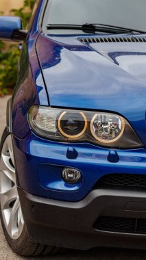 Modern Araç Yüzeyleri, Yansımaları ve Kentsel Çevrede Otomotiv Estetiğini Vurgulayan Tasarım Elemanlarının Zarif Mavi Araba Detayları Yakından Görünümü