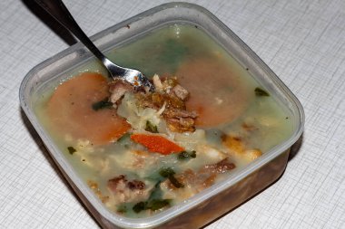 Konteynırda havuç ve otlarla ev huzurunu ve kış kutlamalarını sembolize eden geleneksel bir Ukrayna yemeği.