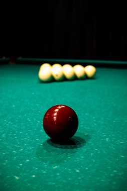 Bilardo masasında, karanlık bir odada hafif lambaların altında duran toplar, yalnızlık, odaklanma ve sessiz oyun ortamı yaratıyor.