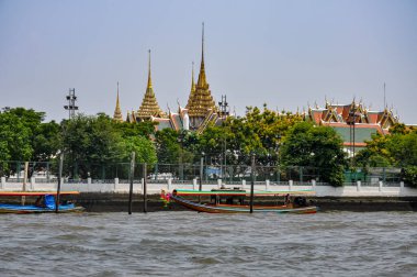 Mimaride Dramatik Karşıtlık: Tayland 'ın Bangkok kentindeki Chao Phraya Nehri üzerindeki Eski Rıhtım Evleri ve Modern Gökdelenlere Karşı Harap Edilmiş Binalar ve Lüks Konutlar