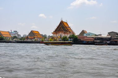 Mimaride Dramatik Karşıtlık: Tayland 'ın Bangkok kentindeki Chao Phraya Nehri üzerindeki Eski Rıhtım Evleri ve Modern Gökdelenlere Karşı Harap Edilmiş Binalar ve Lüks Konutlar