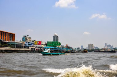 Mimaride Dramatik Karşıtlık: Tayland 'ın Bangkok kentindeki Chao Phraya Nehri üzerindeki Eski Rıhtım Evleri ve Modern Gökdelenlere Karşı Harap Edilmiş Binalar ve Lüks Konutlar