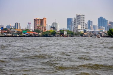 Mimaride Dramatik Karşıtlık: Tayland 'ın Bangkok kentindeki Chao Phraya Nehri üzerindeki Eski Rıhtım Evleri ve Modern Gökdelenlere Karşı Harap Edilmiş Binalar ve Lüks Konutlar