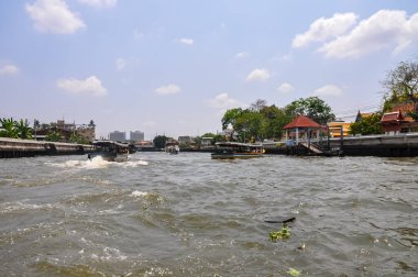 Mimaride Dramatik Karşıtlık: Tayland 'ın Bangkok kentindeki Chao Phraya Nehri üzerindeki Eski Rıhtım Evleri ve Modern Gökdelenlere Karşı Harap Edilmiş Binalar ve Lüks Konutlar