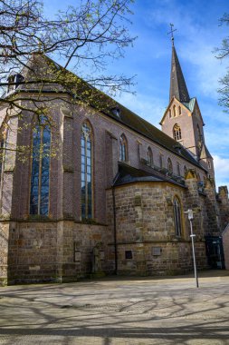 Slovakya 'nın Kosice kentindeki St. Elisabeth Katedrali' nin dış görünüşü: Süslü Kule, Altın Saat ve Tarihi Eski Şehir Katedrali ile Gotik Mimari Tarihi Tarihi