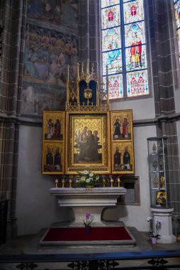 Slovakya 'nın Kosice kentindeki St. Elisabeth Katedrali' nin İç Görünümü: Yüksek Tonoz Tavanlı Gotik Mimari, Dini Heykeller, Süslü Sunaklar ve Ortaçağ Mirası