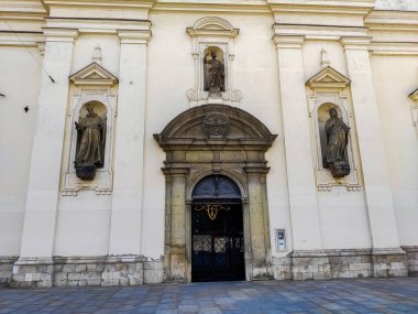 Tarihi Beyaz Çan Kulesi ve Klasik Cepheli Eski Şehir Mimarisi, Dekoratif Heykeller ve Mavi Gökyüzü, Avrupa Şehir Mirası Konsepti