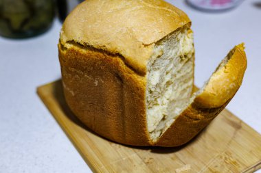 Tahta Tahtada Taze Pişmiş Ev Yapımı Ekmek, Sıcak Ekmek Ekmeği Bıçakla Dilimleniyor, Cottagecore Mutfak Yaşam Tarzı