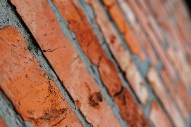 Çatlak ve Havada Yüzeyli Eski Kırmızı Tuğla Duvar dokusu, Endüstriyel Çatı Tarzı Arkaplan ve İnşaat Malzemeleri Detayları