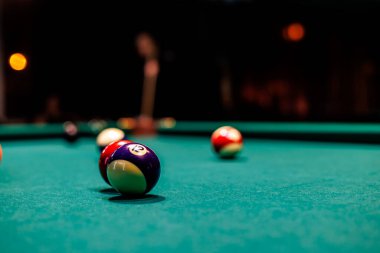 Bilardo Topları 'nın Yeşil Kumaş Masa' daki yakın çekimi, Amerikan bilardo oyunu Makro Fotoğrafçılık, Spor ve Eğlence Konsepti