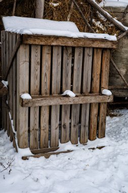 Boş Ahşap Kafes ya da Kırsal Yard 'da Karla Kaplanmış Açık Hava Yapısı, Kışın Eski Kırsal İnşaat, Minimalist Köy Peyzajı
