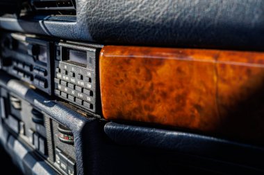 Arka planda Kharkiv Şehir Merkezi Mimarisi ile klasik bir arabanın içinde Wood Trim ve Deri koltuklar, Vintage Car Dashboard ve direksiyon